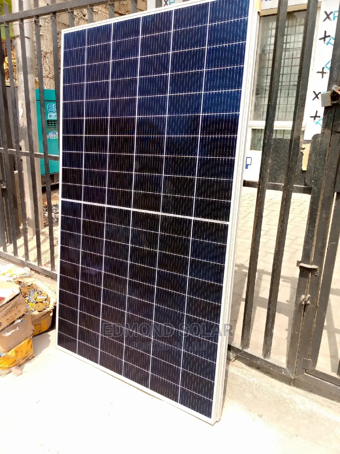 Quality 600W Mono Crystalline Canadian Solar Panel. 