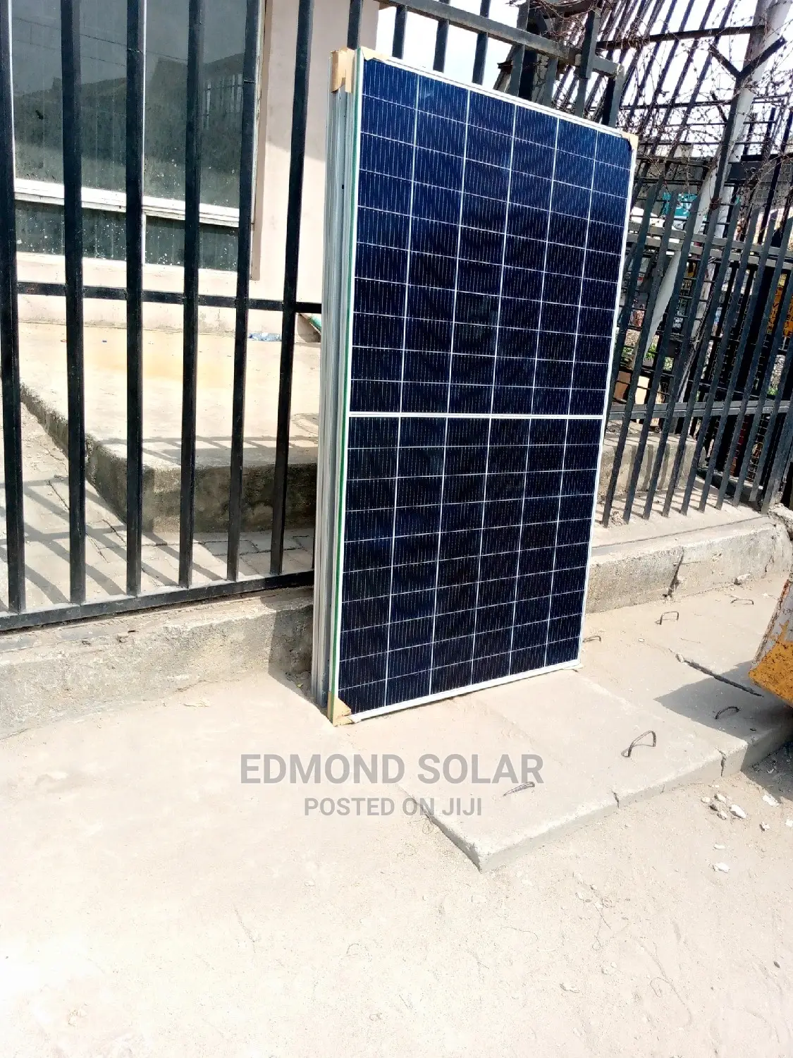 Quality 600W Mono Crystalline Canadian Solar Panel. 