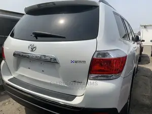 Toyota Highlander SE 2011 White