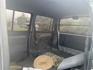 Toyota HiAce 2000 Silver