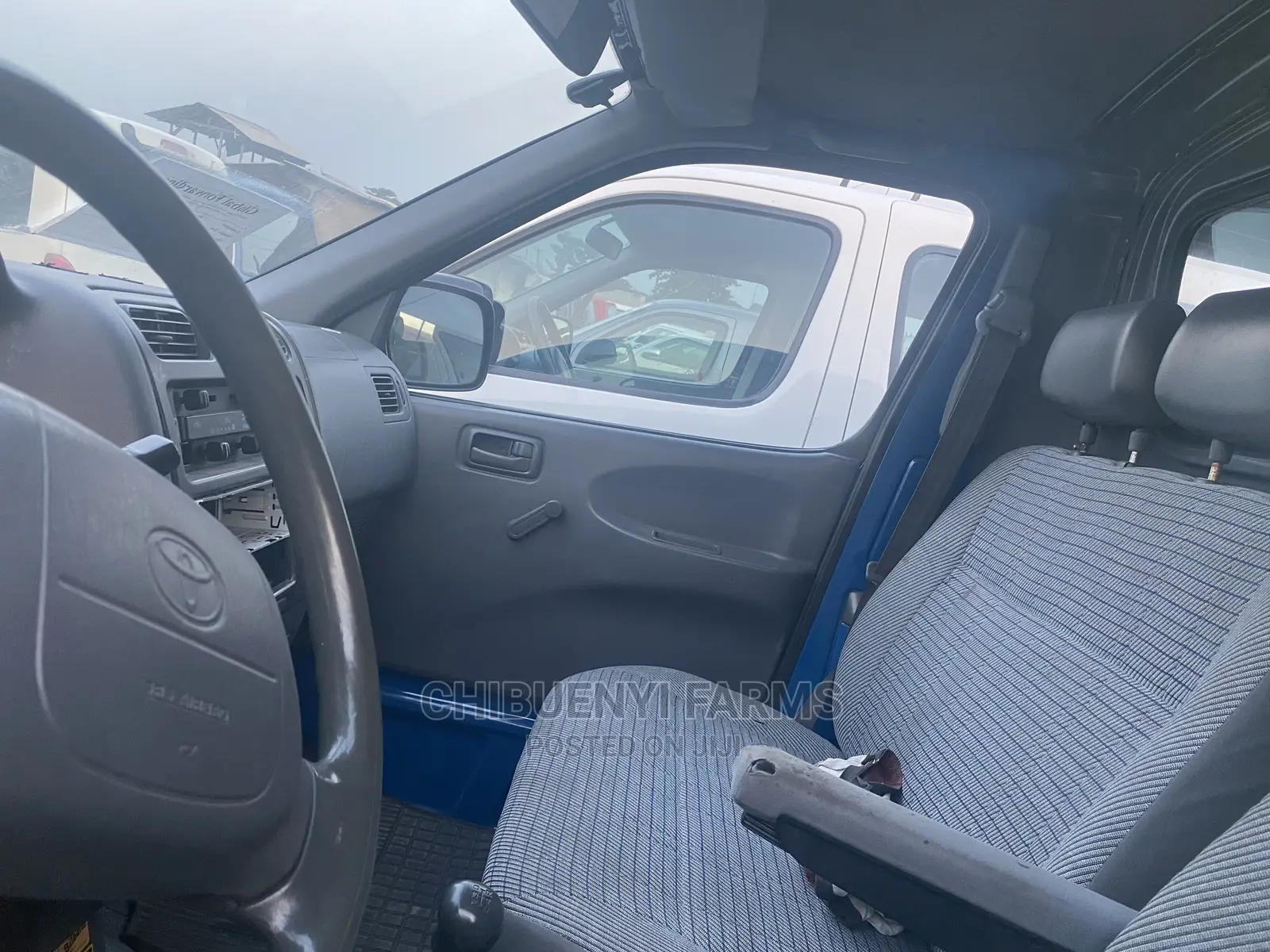 Toyota HiAce 2000 Blue