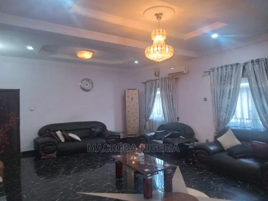 9bdrm Mansion in New Owerri for Sale