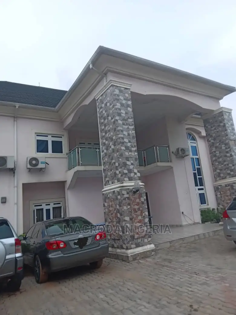 9bdrm Mansion in New Owerri for Sale