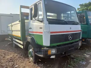 Mercedes Truck Pickup 6tyres 814