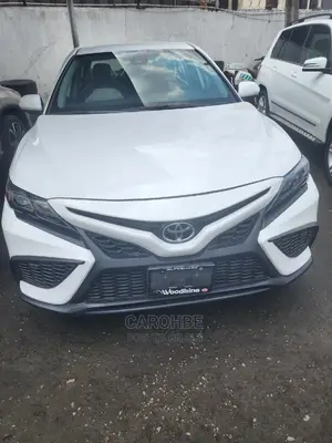Toyota Camry SE 2021 White