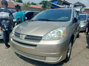 Toyota Sienna LE AWD 2005 Gold