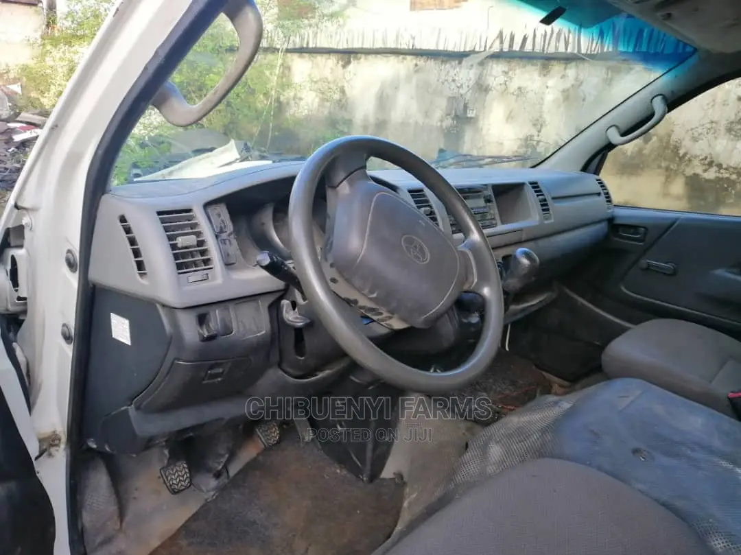 Toyota HiAce 2013 White
