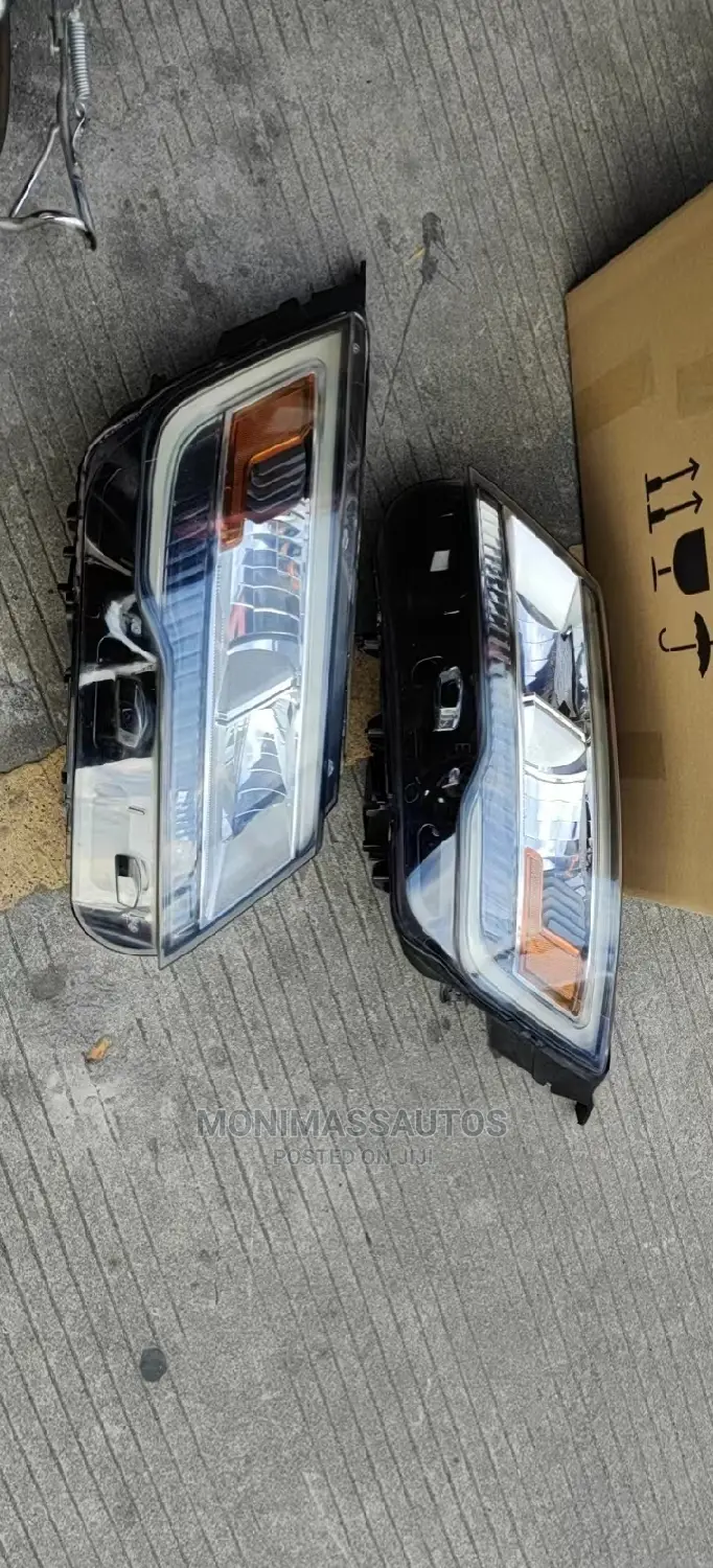 Headlight Ford Explorer 2016
