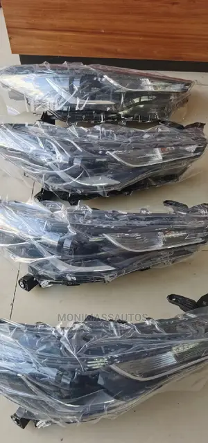Headlight Toyota Corolla Cross 2021