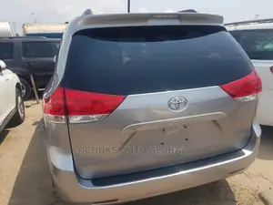 Toyota Sienna LE 7 Passenger 2011 Silver