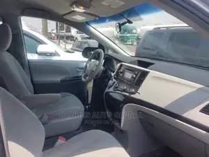 Toyota Sienna LE 7 Passenger 2011 Silver