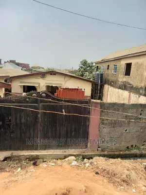 6bdrm Bungalow in Ebute Expressway for Sale
