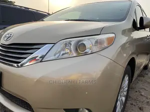 Toyota Sienna XLE 7 Passenger Mobility 2011 Gold