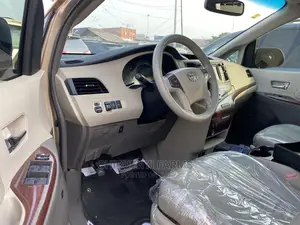 Toyota Sienna XLE 7 Passenger Mobility 2011 Gold