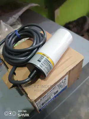 Omron Capacitive Proximity Sensor E2k-C25mf1