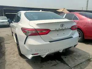 Toyota Camry SE (2.5L 4cyl 8A) 2019 White