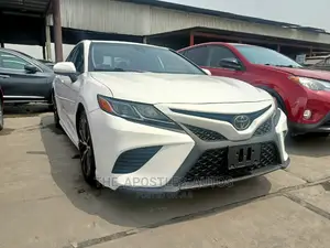 Toyota Camry SE (2.5L 4cyl 8A) 2019 White