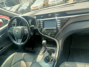 Toyota Camry SE (2.5L 4cyl 8A) 2019 White