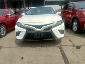 Toyota Camry SE (2.5L 4cyl 8A) 2019 White