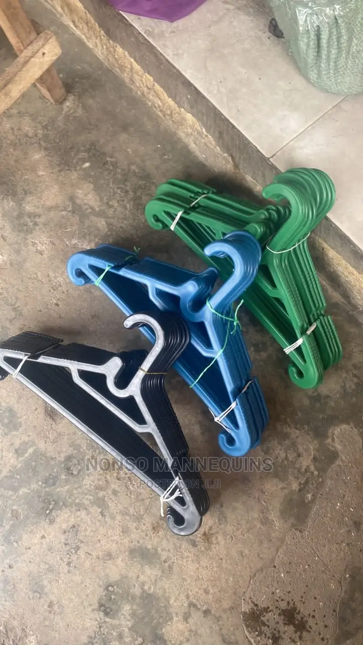 Plastic Clothes Hangers 12 Pieces A Pack
