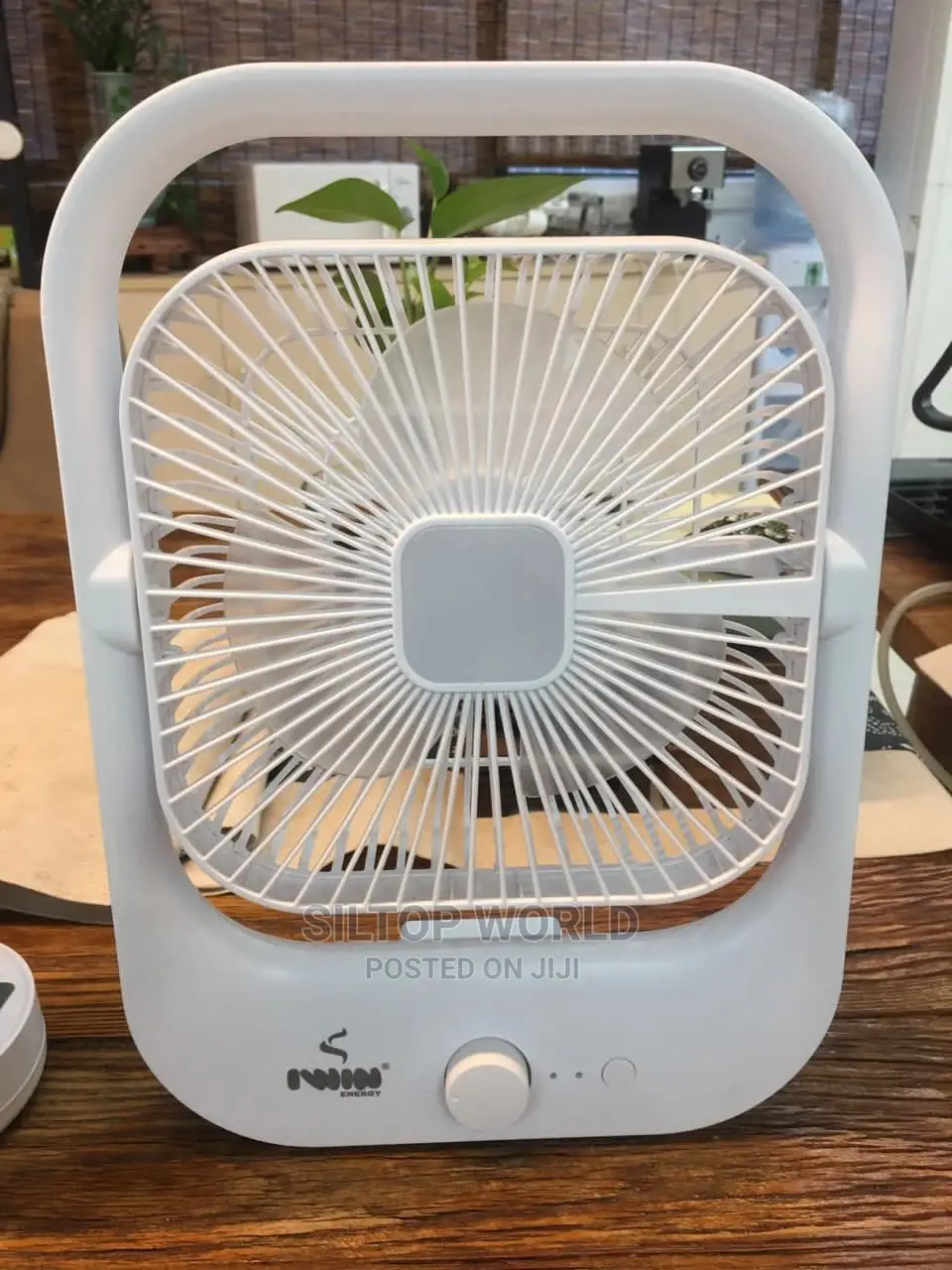 8" Iwin Rechargeable Table Fan