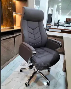 Modern Executive Leather Swivel Ergonomic Office Chair.