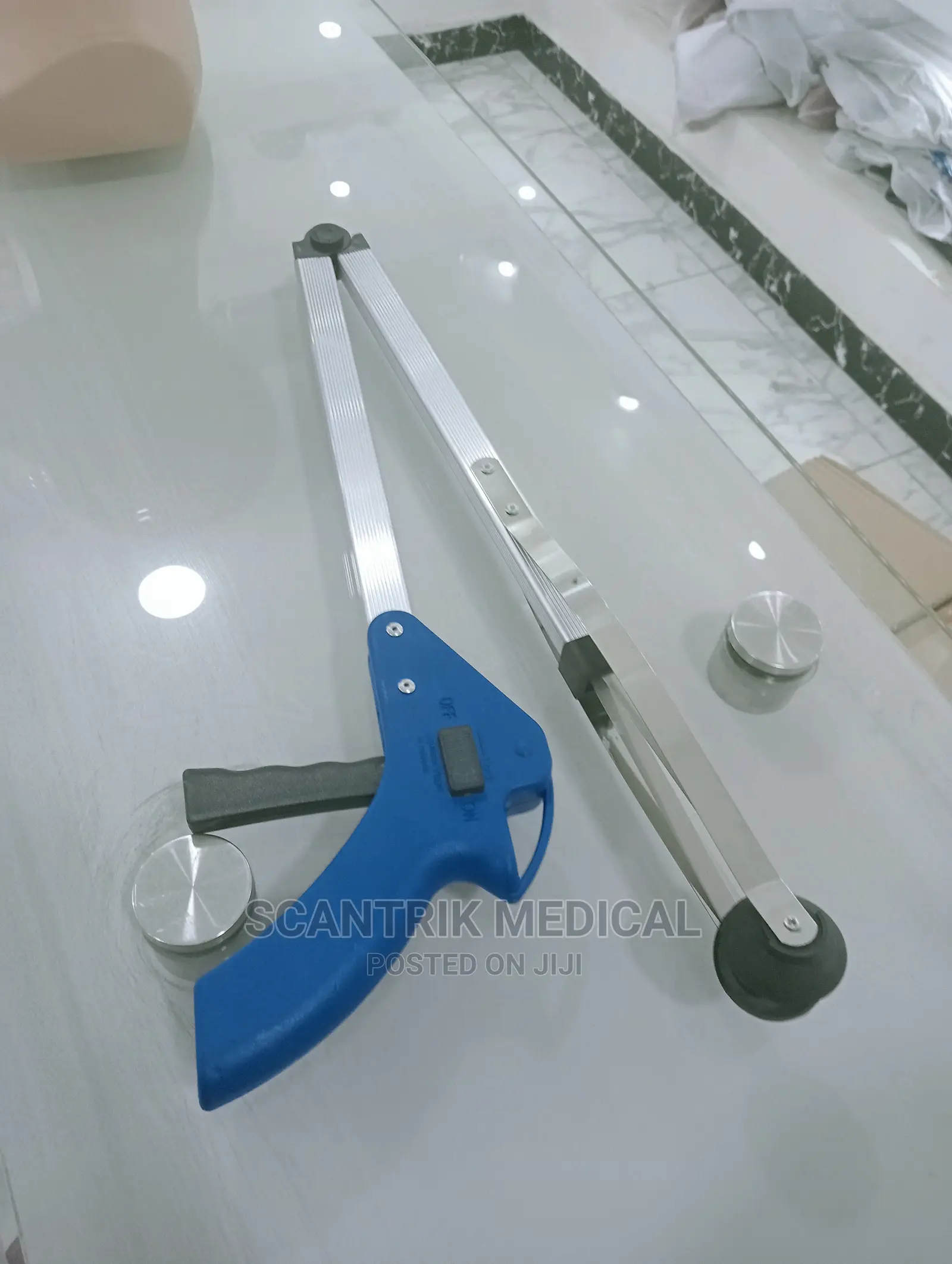 Foldable Claw Grabber, Pick Blue