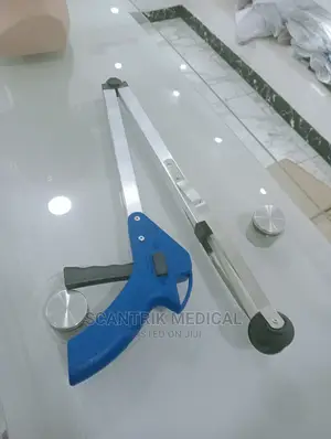Foldable Claw Grabber, Pick Blue