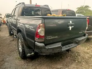 Toyota Tacoma V6 4dr Access Cab 4WD 6.1 ft. SB (4.0L 6cyl 5A) 2015 Gray