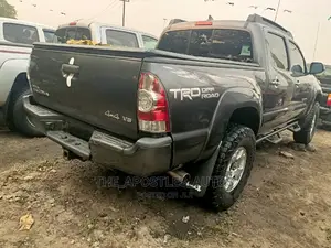 Toyota Tacoma V6 4dr Access Cab 4WD 6.1 ft. SB (4.0L 6cyl 5A) 2015 Gray