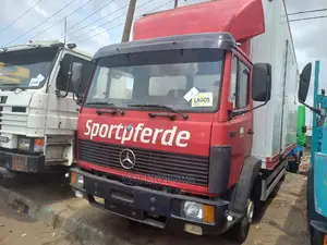 Mercedes Truck 814 Red Head 20feet
