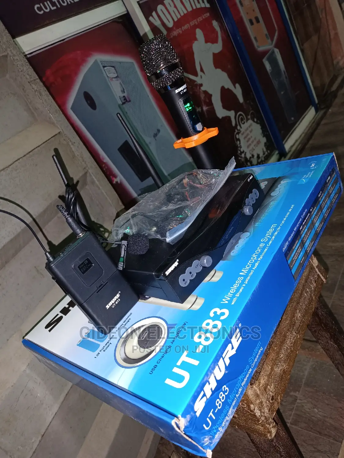 Shure Lapel and Handle Wireless Microphone UT 883.