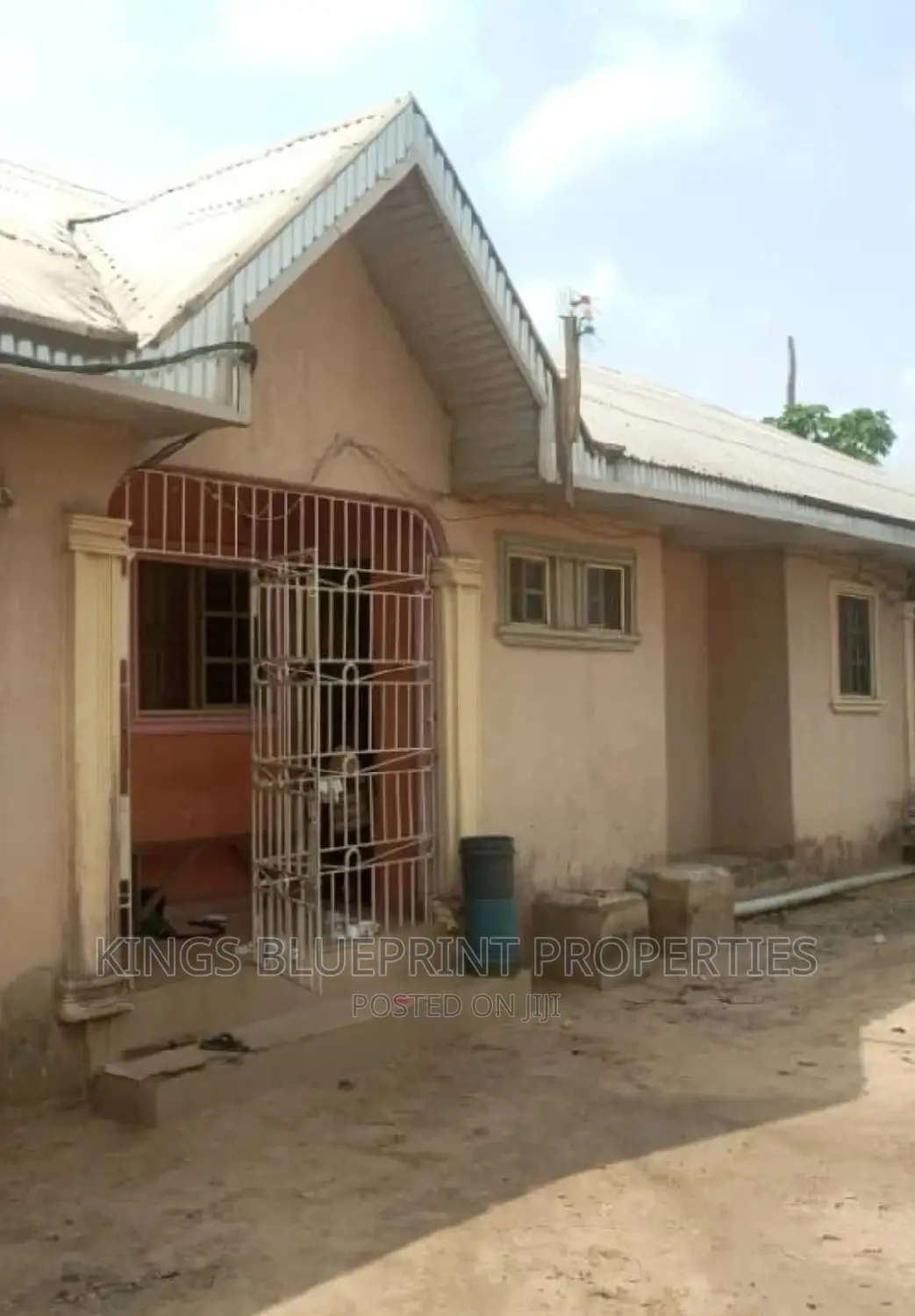 2bdrm Bungalow in Ughelli, Warri for Sale
