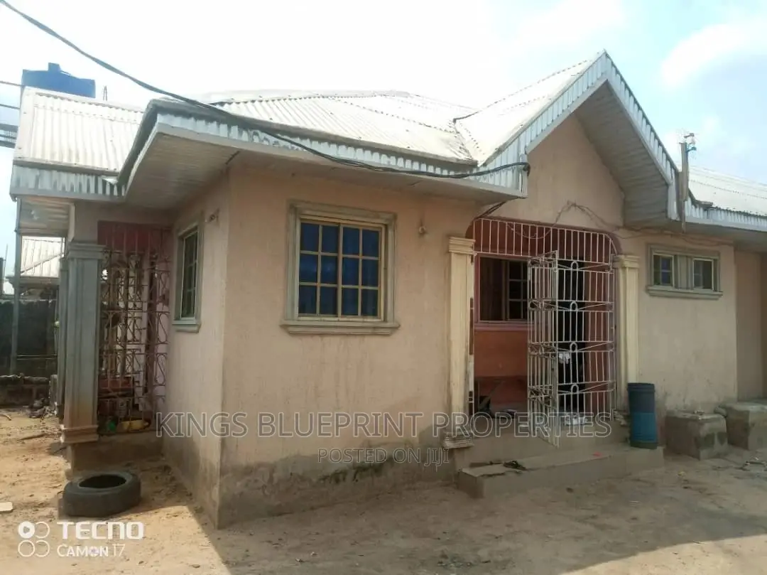 2bdrm Bungalow in Ughelli, Warri for Sale