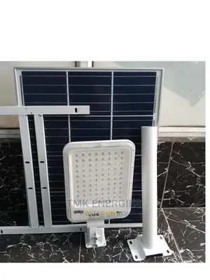 300 Watt Solar Flood Light. Led: 1800 Lumens