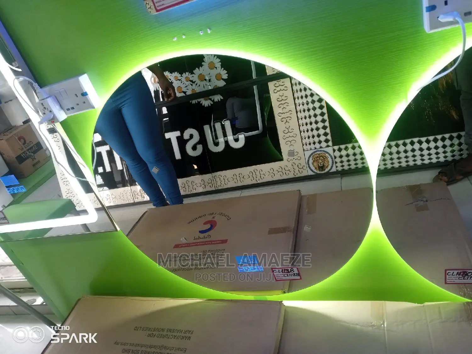 80 by 80 Round Mirror With Bluetooth Speaker and Time