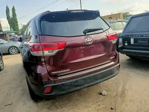Toyota Highlander LE V6 2019 Red
