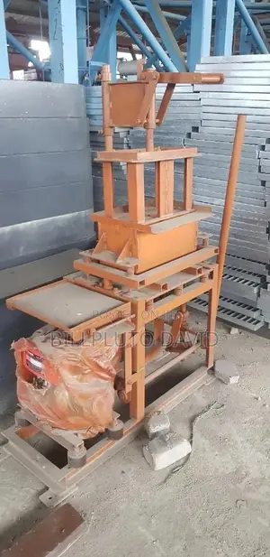 Interlocking Moulding Machine