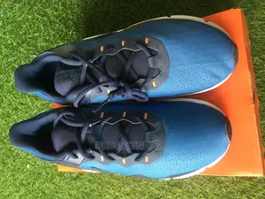 Nike Legend Essential 2 Performance