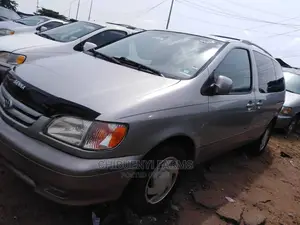 Toyota Sienna 2002 Gold