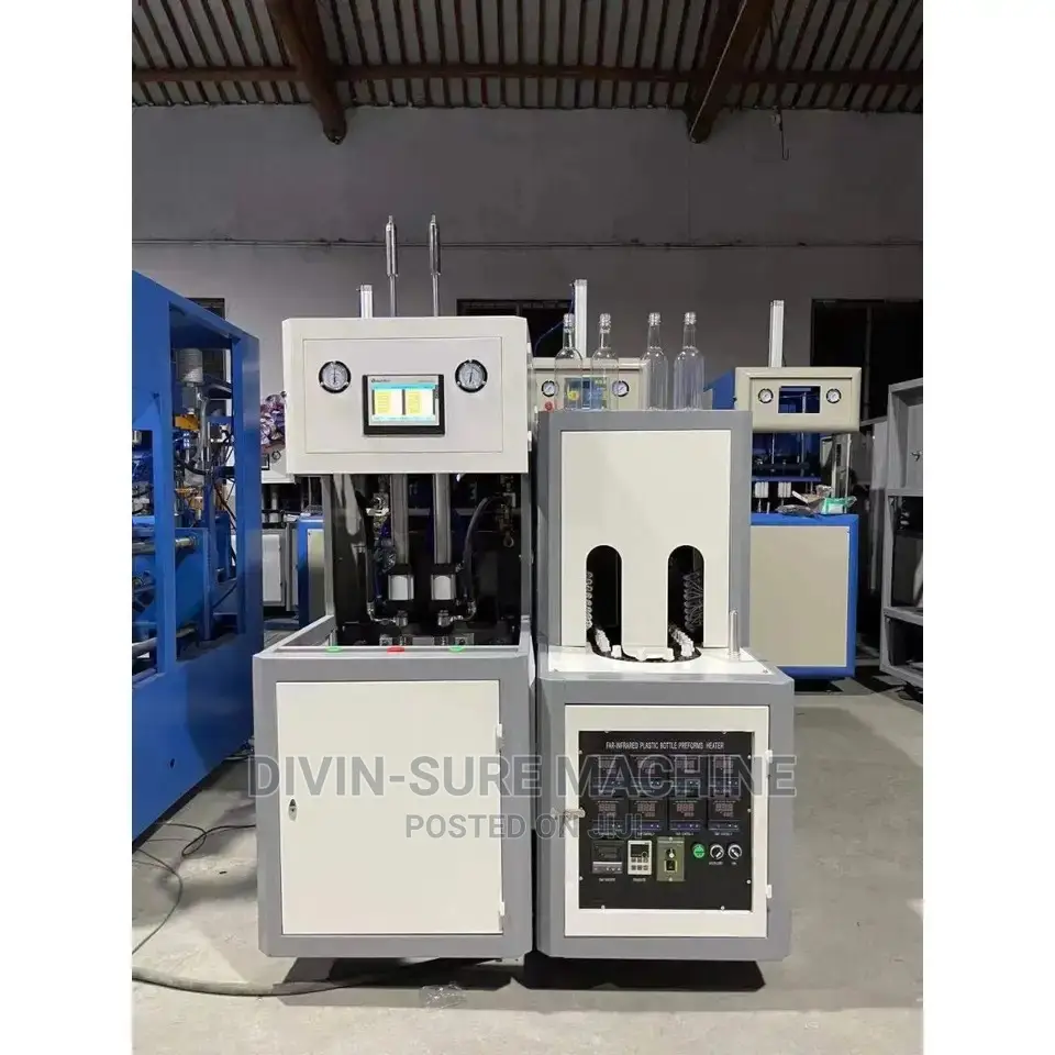 Bottle Blowing Machine / Plastic Bottle Moulding Machine