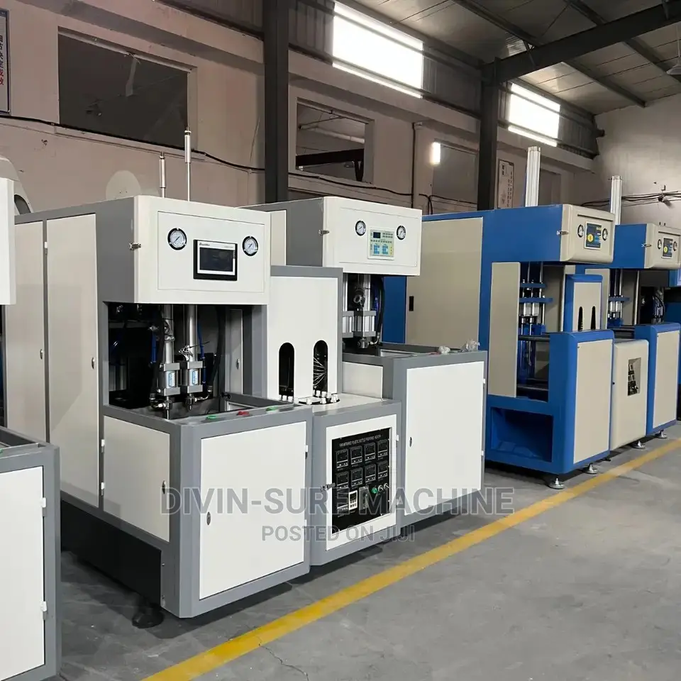 Bottle Blowing Machine / Plastic Bottle Moulding Machine