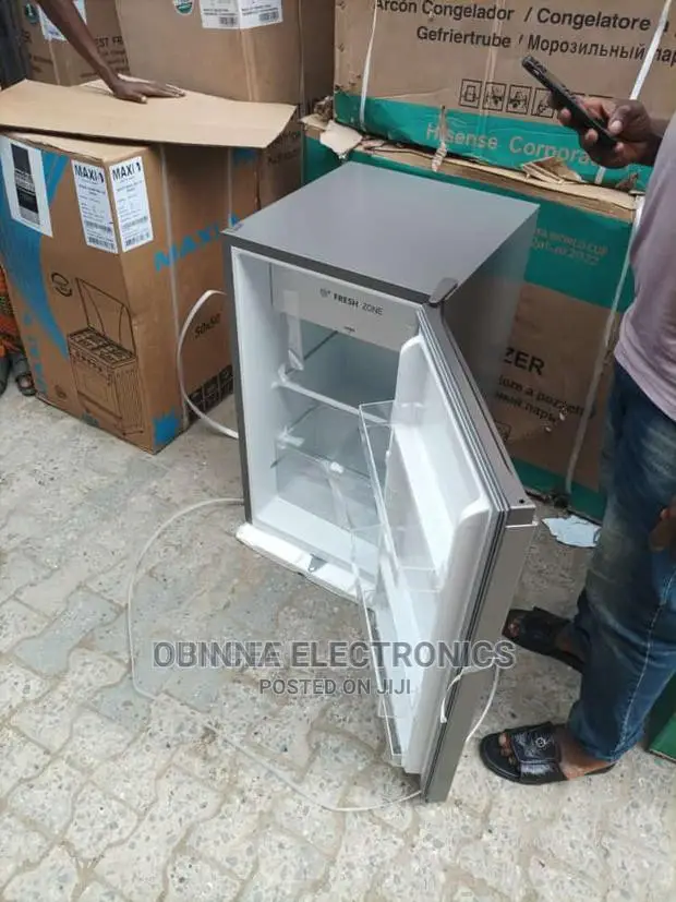 Brand New HISENSE Table Top Fridge/Silver/90l/External/Silva