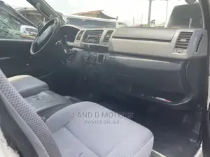 Toyota HiAce 2010 White