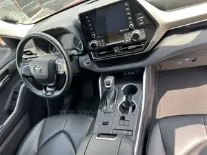 Toyota Highlander XLE 2021 Red