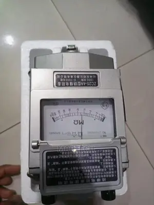 Analog Whining Megger / Insulation Tester