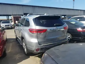 Toyota Highlander XLE V6 4x2 (3.5L 6cyl 6A) 2016 Silver