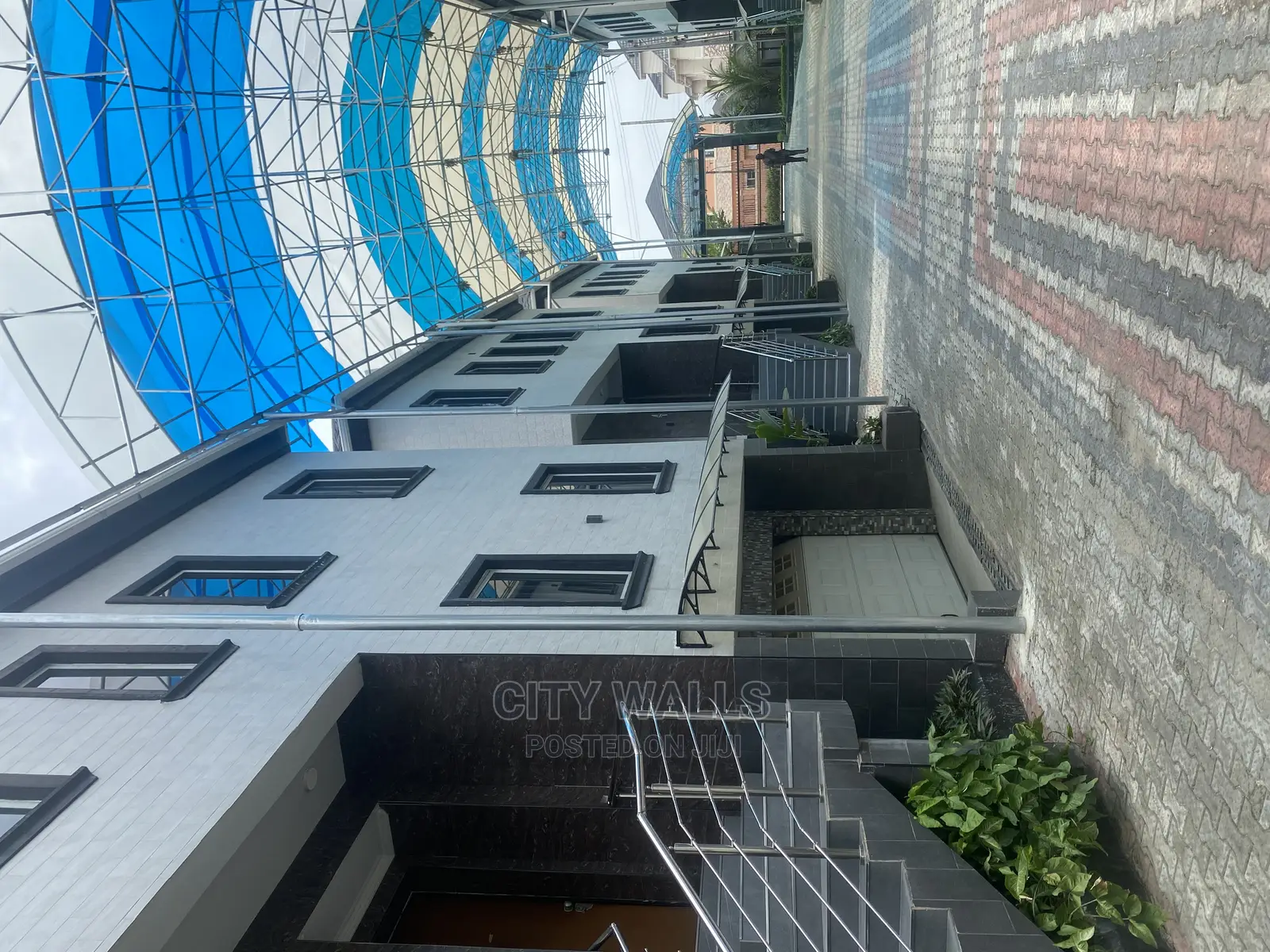 4bdrm Duplex in Chevron for Rent