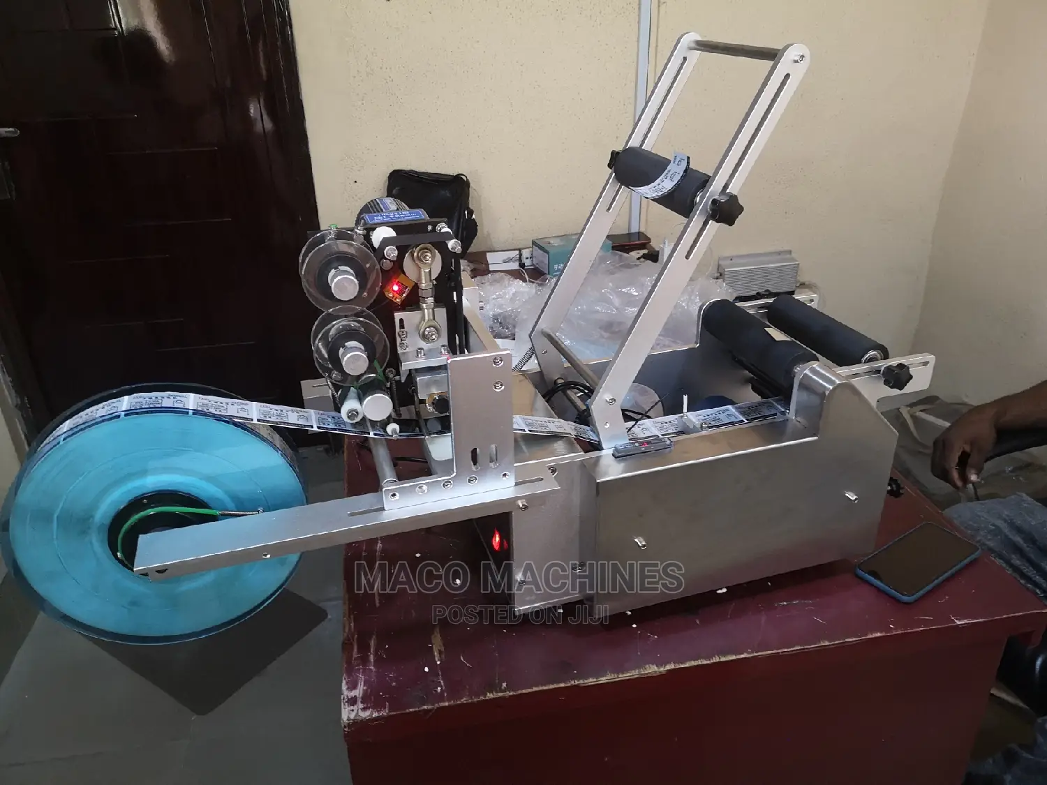 Round Bottle Sticker Labeling Machine.