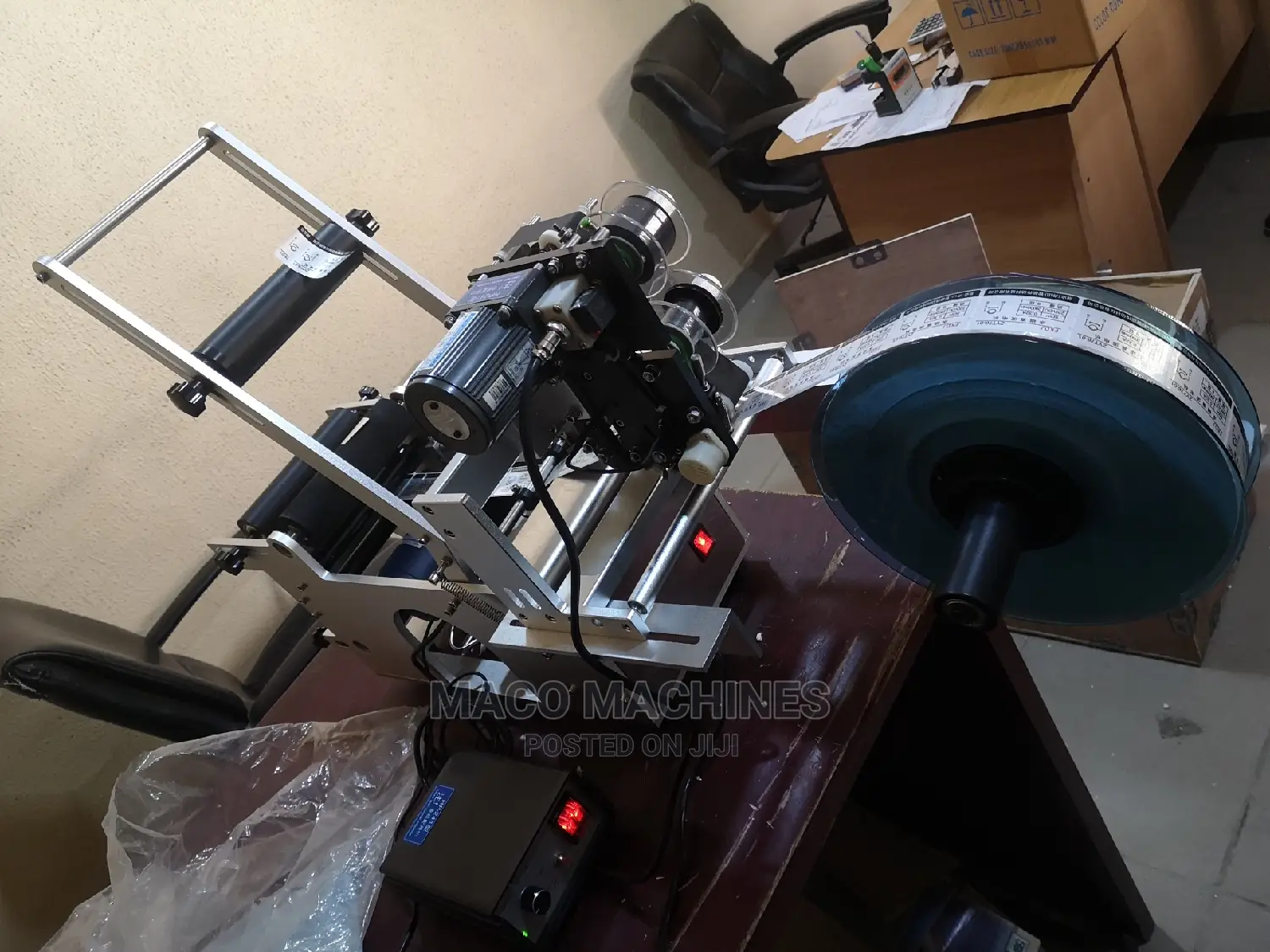 Round Bottle Sticker Labeling Machine.